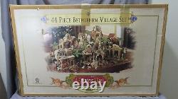 2002 Grandeur Noel 44-piece Bethlehem Nativity Village Set