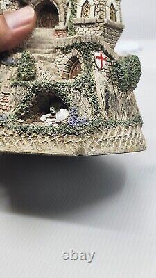 DAVID WINTER COTTAGES ST GEORGE & THE DRAGON D0817 Castle 1996 No Box Read