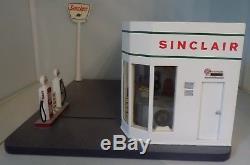 Danbury Mint Sinclair Gas Station Display- 124 Scale
