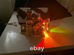 Dept. 56 Snow Village 2016 Christmas Lane The Penguin House #4050980 Excellent