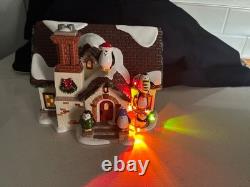 Dept. 56 Snow Village 2016 Christmas Lane The Penguin House #4050980 Excellent