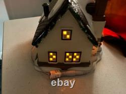 Dept. 56 Snow Village 2016 Christmas Lane The Penguin House #4050980 Excellent