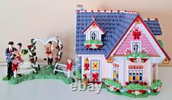 Dept. 56 Snow Village Series Hearts & Blooms Valentine Cottage & Sweethearts
