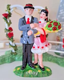 Dept. 56 Snow Village Series Hearts & Blooms Valentine Cottage & Sweethearts