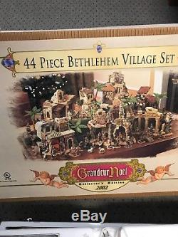 Grandeur Noel 2002 Collectors Edition 44 Piece Bethlehem Village Set Complete