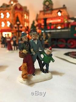Grandeur Noel 42 Piece Train Village Christmas Set 2001 Collector's Edition