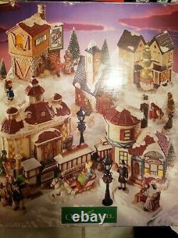 Grandeur Noel Victorian Village 1992/93 Porcelain 28 Piece Christmas Holiday Set