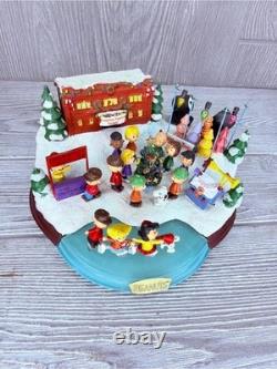 Hawthorne Village Peanuts Christmas Skating Pond Masterpiece figurine statue