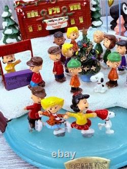 Hawthorne Village Peanuts Christmas Skating Pond Masterpiece figurine statue