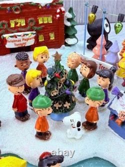 Hawthorne Village Peanuts Christmas Skating Pond Masterpiece figurine statue