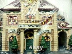 Heartland Valley Village Train Station Deluxe Porcelain Lighted House 2002