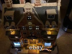 LEMAX WHITE SWAN INN Holiday Village Building -Multi Lighted-Retired