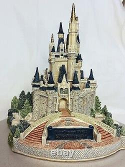Lilliput Lane Disney Cinderella Castle WDW 30th Anniversary Limited to 3000