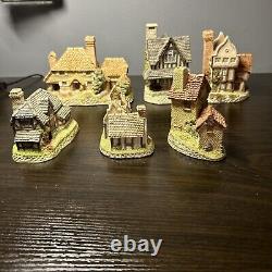 Lot Of 13 David Winter Collectible Cottages