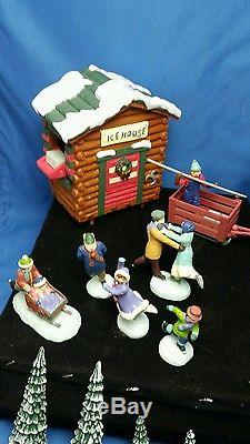MR CHRISTMAS /'HOLIDAY in the COUNTRY' / ANIMATED ICE POND / PLAYS 50 SONGS