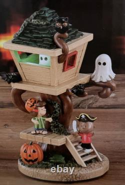Peanuts 10PC Halloween Village-Spooky Music, Lights, Costumes Snoopy
