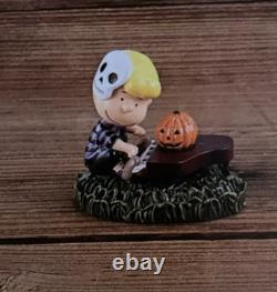 Peanuts 10PC Halloween Village-Spooky Music, Lights, Costumes Snoopy