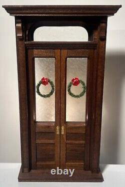 RARE 1991 Byers Choice Christmas Carolers Lighted Wood Door Background Wreaths