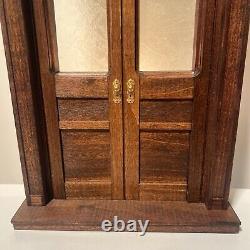 RARE 1991 Byers Choice Christmas Carolers Lighted Wood Door Background Wreaths