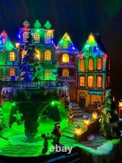 Rare ANIMATED ELECTRIC LIGHTED MUSICAL CHRISTMAS TOWN Gerson 2420070 NEW MINT