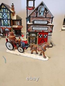 VINTAGE CHRISTMAS VILLAGE TRADITIONS 39 PIECE LIGHTED with BOX COMPLETE. G. C