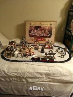 Vintage Grandeur Noel 42 piece Train Village 2001 Christmas Village, miss 2 fig